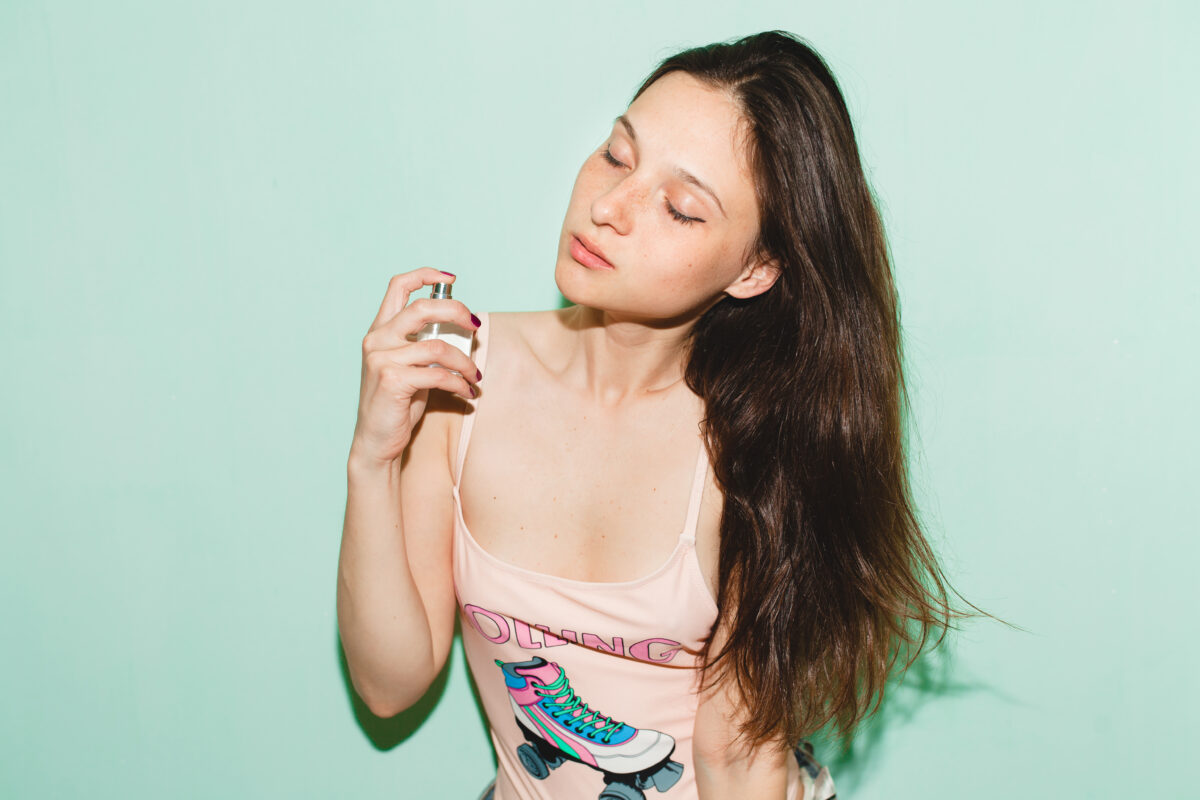 Mulher passando perfume