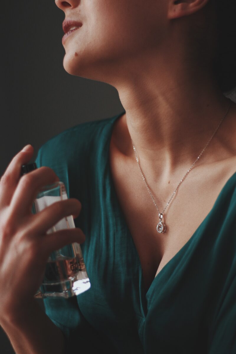 Mulher passando perfume