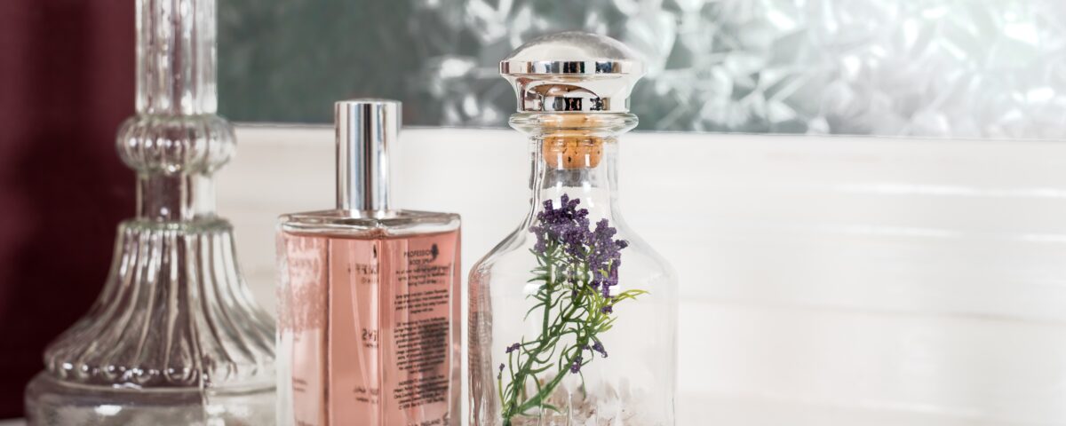 perfumes em cima de pia