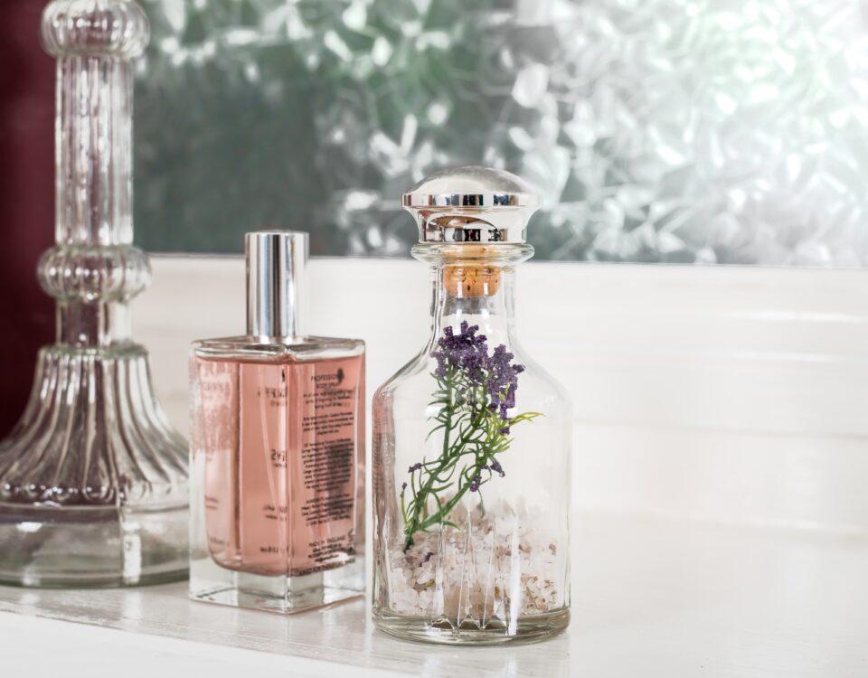 perfumes em cima de pia